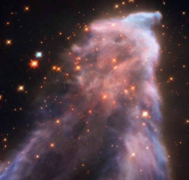 เนบิวลา IC 63 หรือ "เนบิวลาผี" ในกลุ่มดาวแคสซิโอเปีย ซึ่งกล้องโทรทรรศน์อวกาศฮับเบิลบันทึกภาพไว้เมื่อปี 2016