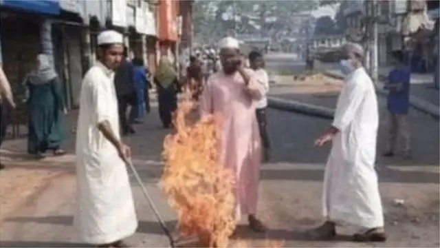 হেফাজতে ইসলামের ডাকা গত ২৮শে মার্চে হরতালে ব্রাহ্মণবাড়িয়ায় রাস্তায় আগুন জ্বালিয়ে অবরোধ করে হরতাল সমর্থকরা