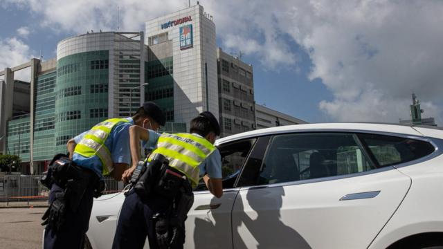 香港警察在將軍澳壹傳媒總部暨《蘋果日報》報社大樓外攔停車輛（17/6/2021）
