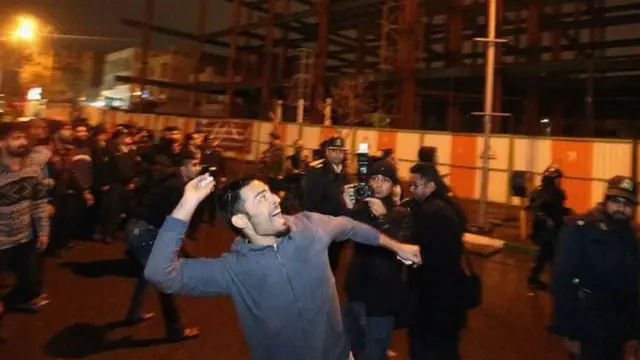 عکسی از تجمع مقابل کنسولگری عربستان در مشهد