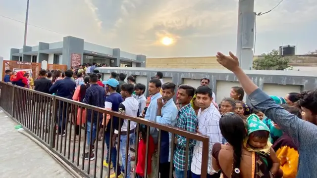 ટિકિટ માટે લાગેલી લોકોની લાઇન