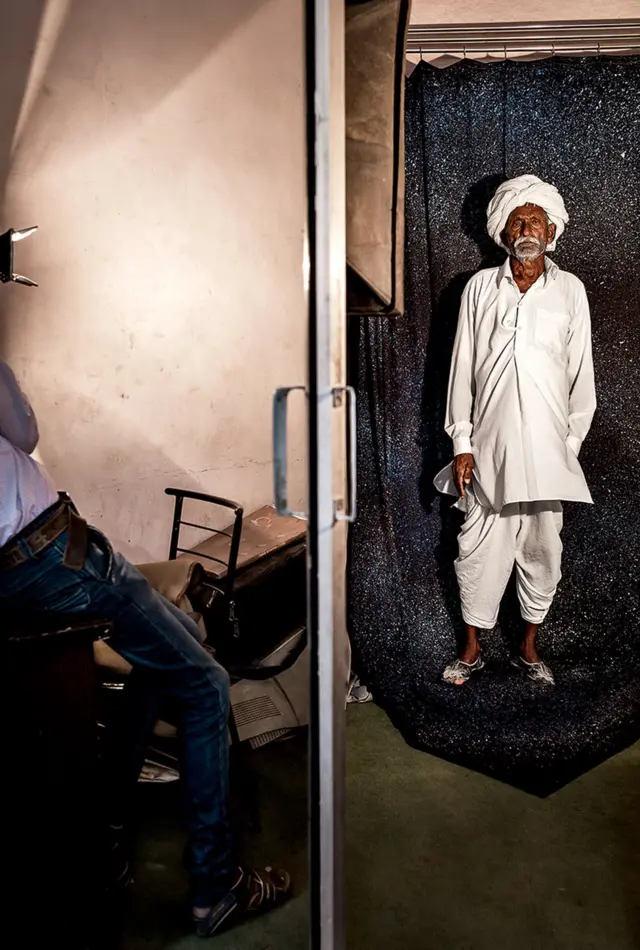 서서 카메라를 응시하고 있는 노인