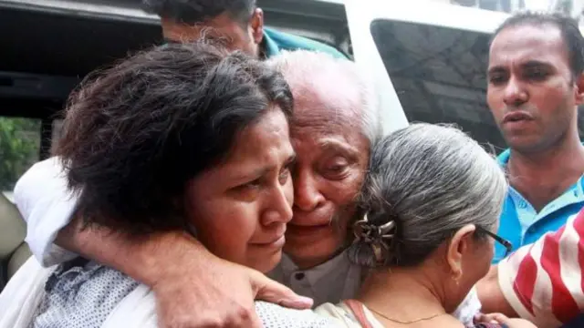 মুক্তি পাওয়ার পর পরিবারের সদস্যদের সঙ্গে ফরহাদ মজহার