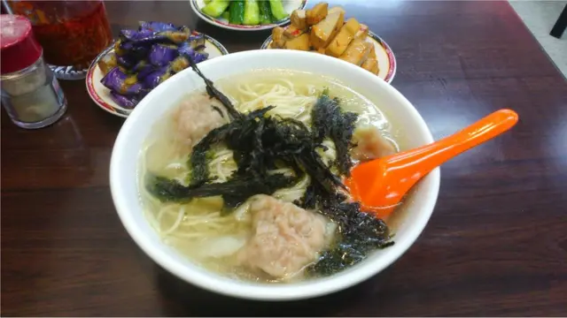 很多從中國大陸傳入台灣的食物有點"名不符實"，圖為台灣版的"溫州大餛飩"湯麵。
