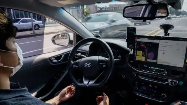 شخص داخل سيارة ذاتية القيادة