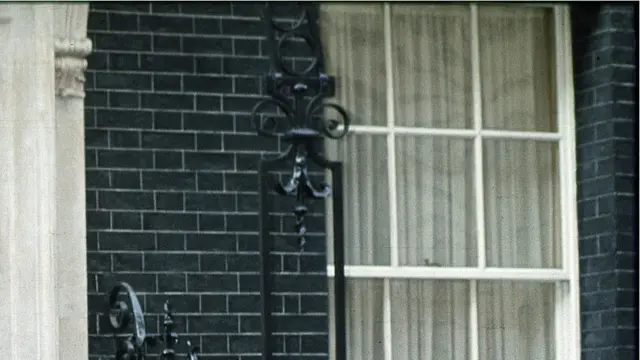 Фасад Даунинг-стрит, покрашенный в черный цвет