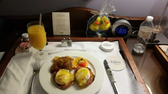 ኤግዝ ቤኔዲክት እንቁላል ቁጭ ቁጭ ከሳልመን ጥሬ ዓሣ ጋር