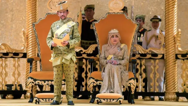 สมเด็จพระราชาธิบดี สมเด็จพระราชินี และพระราชวงศ์เสด็จออกยังท้องพระโรง