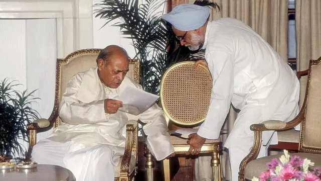 વડાપ્રધાન નરસિંહારાવની સાથે નાણામંત્રી મનમોહનસિંહ