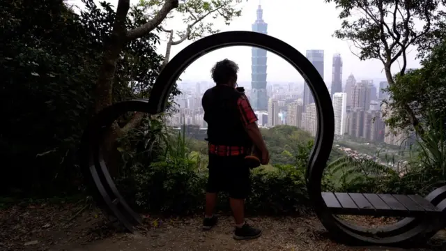 Pablo Orué ibserva la ciudad de Taipei.