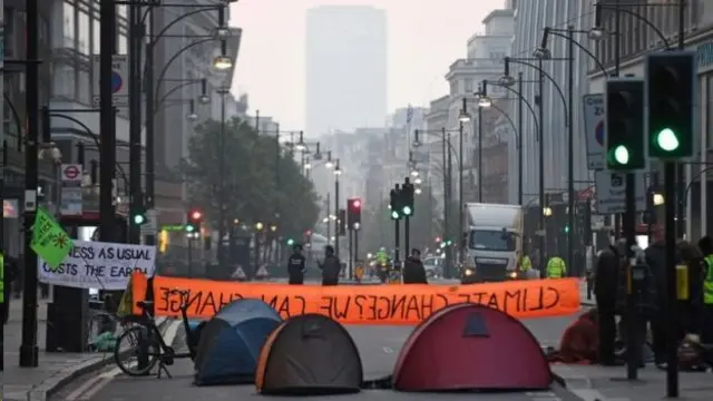 معترضان خیابان های بزرگ لندن را بسته اند