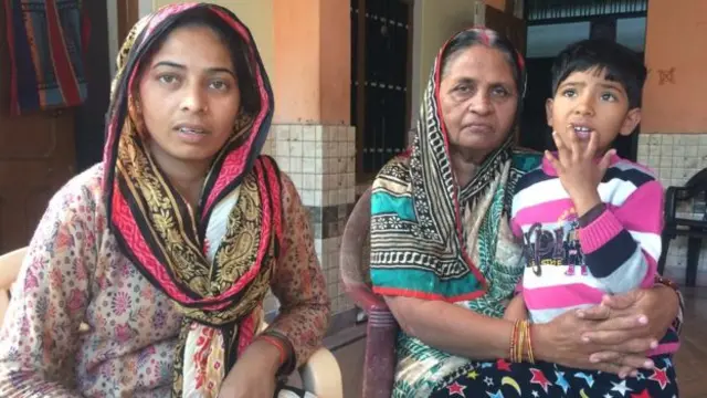 अजीत कुमार की पत्नी और मां