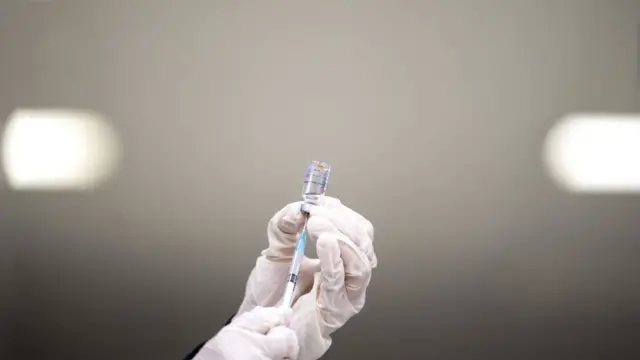 Vaksinator menyiapkan vaksin COVID-19 Sinovac dosis kedua sebelum disuntikan ke tenaga kesehatan saat Gebyar Vaksin COVID-19 di Gedung Sasana Budaya Ganesha (Sabuga) ITB, Bandung, Jawa Barat, Rabu (17/2/2021)