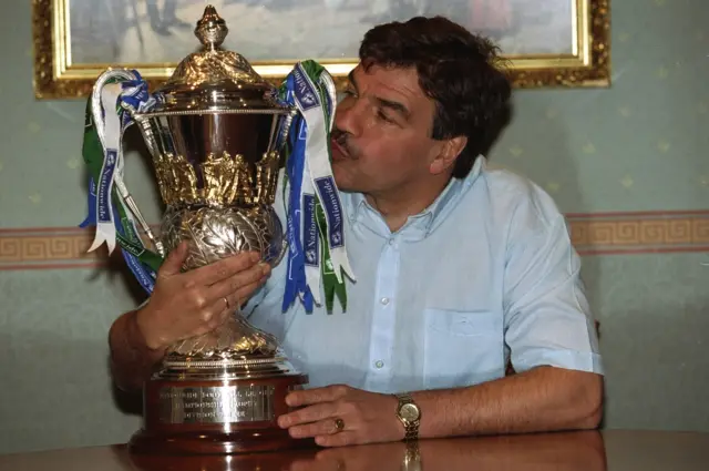 Sam Allardyce besa el trofeo.