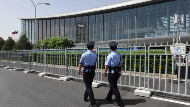 警察在會場外巡邏。