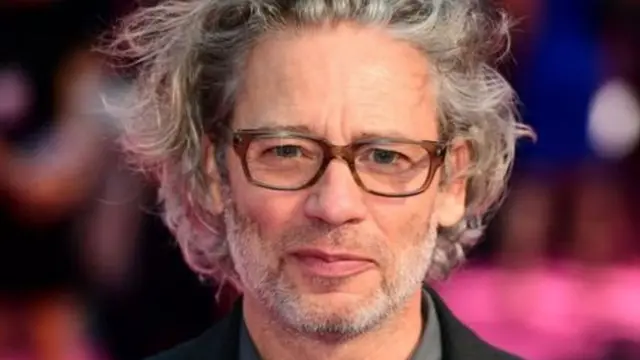 المخرج ديكستر فليتشر الذي حل محل براين سينغر