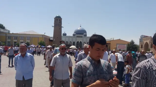 Масжиддан чиқиб, бозор томон бораётганларнинг кўпчилиги бир ўйда: уйга қуруқ қайтмасмиканман?