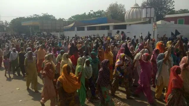 પ્રદર્શન કરનારા લોકો.