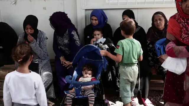 Mujeres y niños en el campamento de Moira