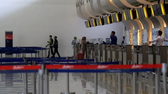 Penumpang pesawat melakukan check in di Terminal 2 Bandara Internasional Juanda Sidoarjo, Jawa Timur, Selasa (24/03).