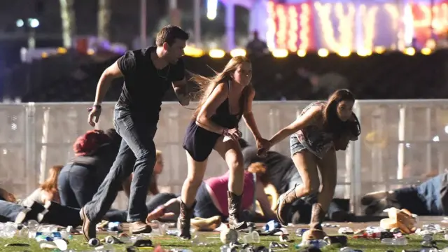 Tres personas huyen del lugar de concierto.