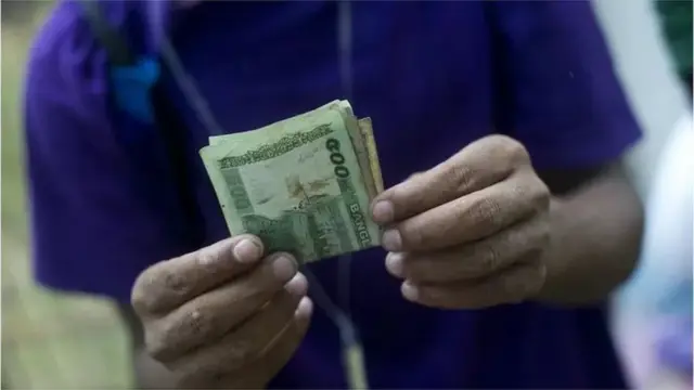 বহুল ব্যবহারে পুরনো হওয়া নোট পরিবর্তন করে বাংলাদেশ ব্যাংক।