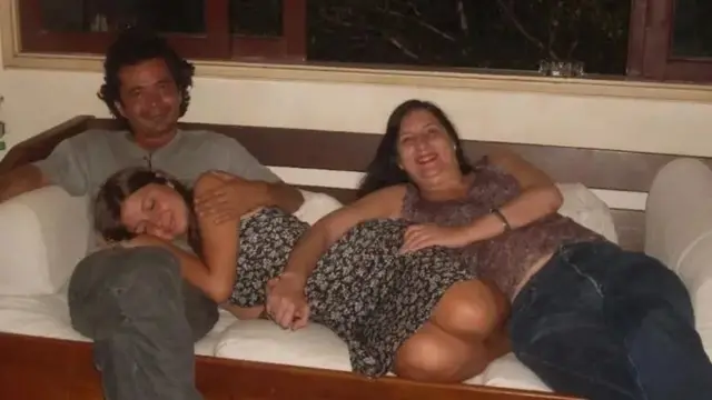 Amanda Marton sa roditeljima - ovo je njihova poslednja fotografija pre nego što su se razveli 2021. godine