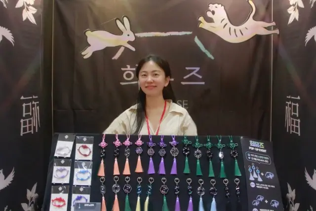 노리개와 매듭팔찌 매대 앞에 서 있는 최년희 씨