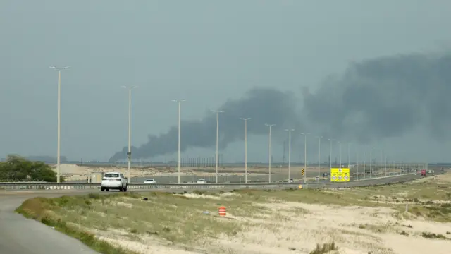 Дим се издиже из нафтне рафинерије Рас Танура компаније Сауди Арамко после пријављеног иранског удара дрона