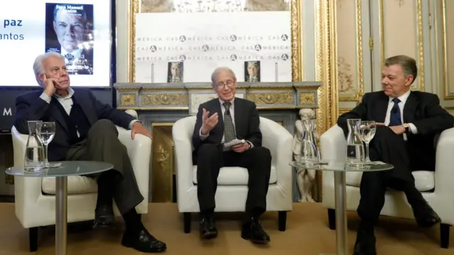 Santos en conversación.