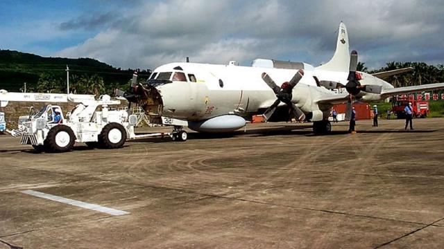 美國洛希德馬丁公司人員在海南陵水機場拆解美軍EP-3E偵察機（18/6/2001）