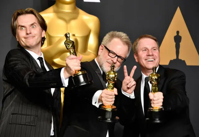 Soldan sağa: Yönetmenler Byron Howard ve Rich Moore ve yapımcı Clark Spencer
