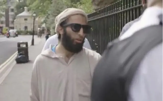 Khuram Butt'ın Channel 4 kanalında yayımlanan 'Yan Kapımızdaki Cihatçılar' adlı belgeseldeki bir görüntüsü