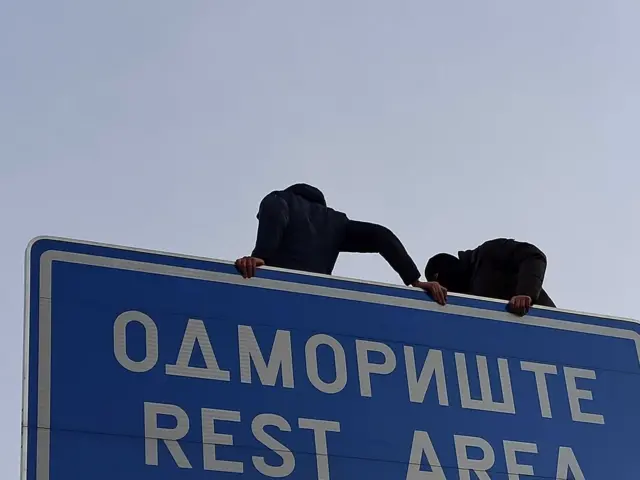 Neki od hrabrijih demonstranata su mesto za odmor pronašli visoko, na znakovima pored puta.