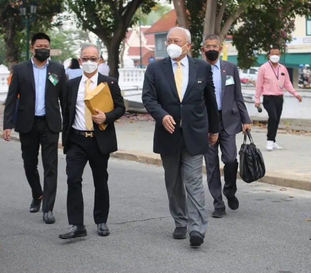 นายสุเทพ เทือกสุบรรณและทีมทนาย