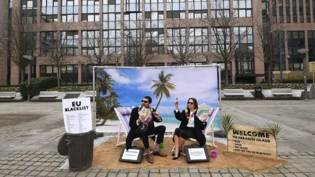 Уличное представление Oxfam