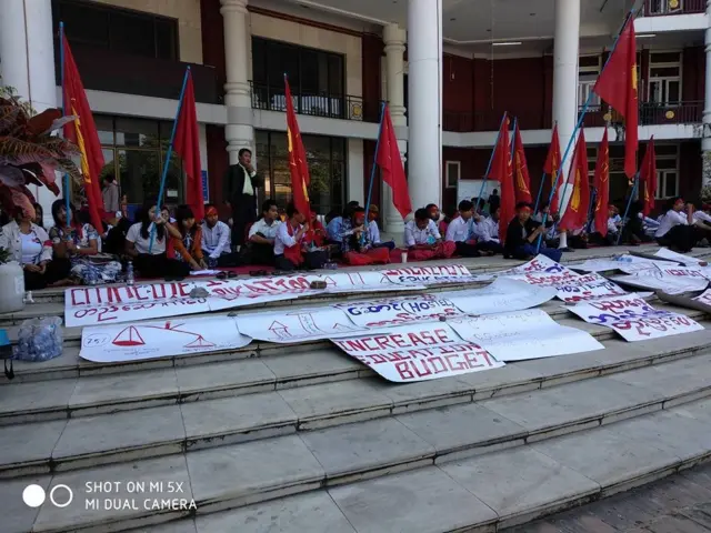 ရတနာပုံတက္ကသိုလ်မှာ ဆန္ဒပြနေကြတဲ့ကျောင်းသားတွေကို ဇန်နဝါရီ ၂၂ ရက်တွေ့ရပုံ