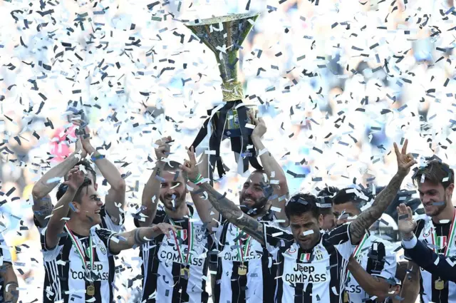 Jugadores de la Juve levantan la copa