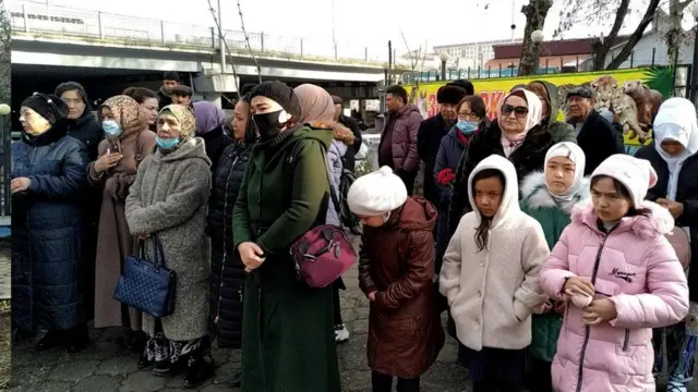 "Биздан кейинги авлодларимиз ҳам, боболаримизнинг қилган ишларини унутмасдан, уларни хотирлаб, келажак авлодларга етказиб беради деган умиддаман" - дейди Ўшдаги Ўзбек миллий маданий маркази раҳбари Рашидхон Ҳоджаев