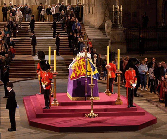 महारानीकी आमालाई सार्वजनिक श्रद्धाञ्जली दिइँदाको तस्बिर