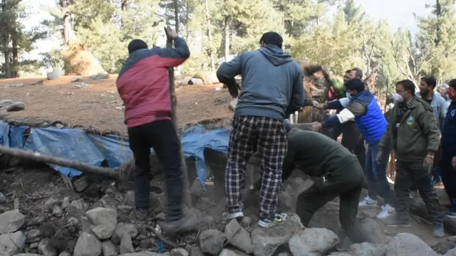 जंगल की ज़मीन पर अतिक्रमण हटाने का अभियान