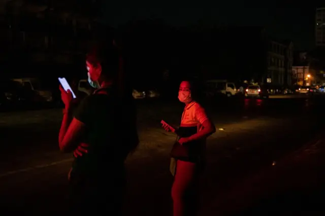 ရန်ကုန်မြို့က ဘတ်စကား စောင့်နေကြသူတွေ