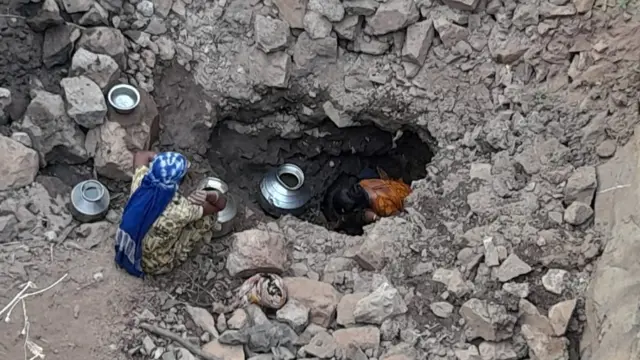 મોટાબરડા ગામનો કૂવો જ્યાં ઊતરીને મહિલાઓ પાણી ભરે છે.