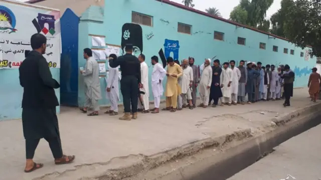 ټاکنیزو چارواکو ټینګار کړی چې دا شمېر یوازې اټکلي دی