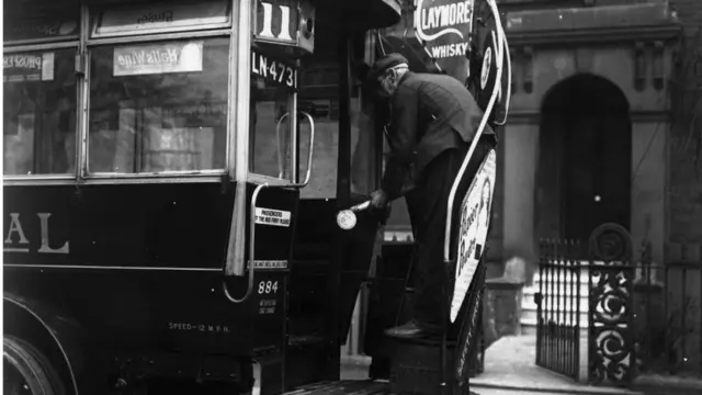 سپرے کرتا آدمی