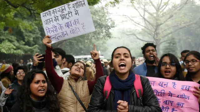 जगह- दिल्ली: प्लेकार्ड में राहत इंदौरी का शेर- सभी का खून है शामिल यहाँ की मिटटी में किसी के बाप का हिंदुस्तान थोड़ी है