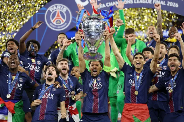 Paris St Germain'li oyuncular kupayı kaldırırken