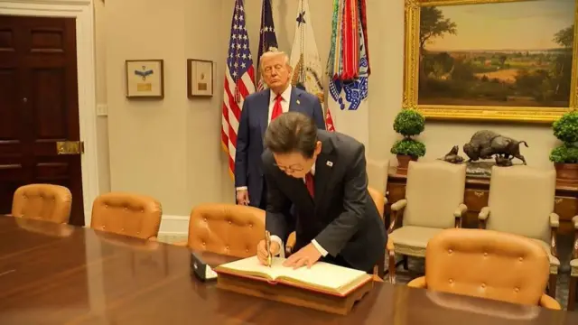 방명록을 작성 중인 이재명 대통령