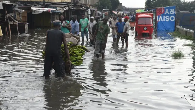 Awọn eeyan nri laarin agbara omi to ti gba opopona