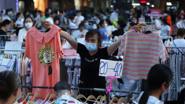 Toko pakaian di Wuhan, Hubei, China, virus corona, Covid-19